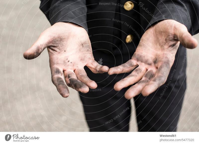 Nahaufnahme der schmutzigen Hände eines Schornsteinfegers Europäer Kaukasier Europäisch kaukasisch dreckig Außenaufnahme draußen im Freien eine Person single 1