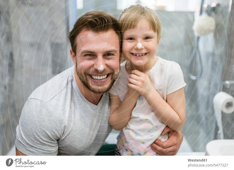 Vater und Tochter benutzen Gesichtscreme im Badezimmer Papas Väter Vati Vatis Papis glücklich Glück glücklich sein glücklichsein Gesichtscremes lachen eincremen