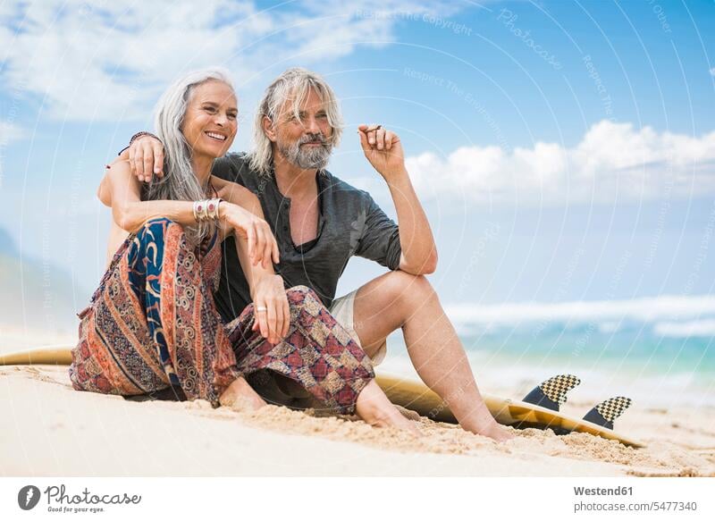 Porträt des älteren Hippie-Paares mit Surfbrett entspannt am Strand Entspannung relaxen entspannen Pärchen Partnerschaft Sand sandig Surfbretter surfboard