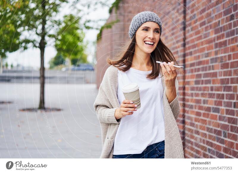 Porträt einer glücklichen Frau mit Kaffee zum Telefonieren Glück glücklich sein glücklichsein Coffee to go zum mitnehmen weiblich Frauen Getränk zum mitnehmen