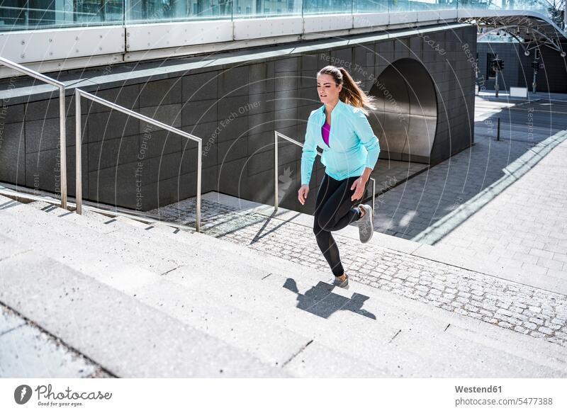 Junge Frau rennt auf Treppen in der Stadt laufen rennen weiblich Frauen Treppenaufgang staedtisch städtisch Erwachsener erwachsen Mensch Menschen Leute People