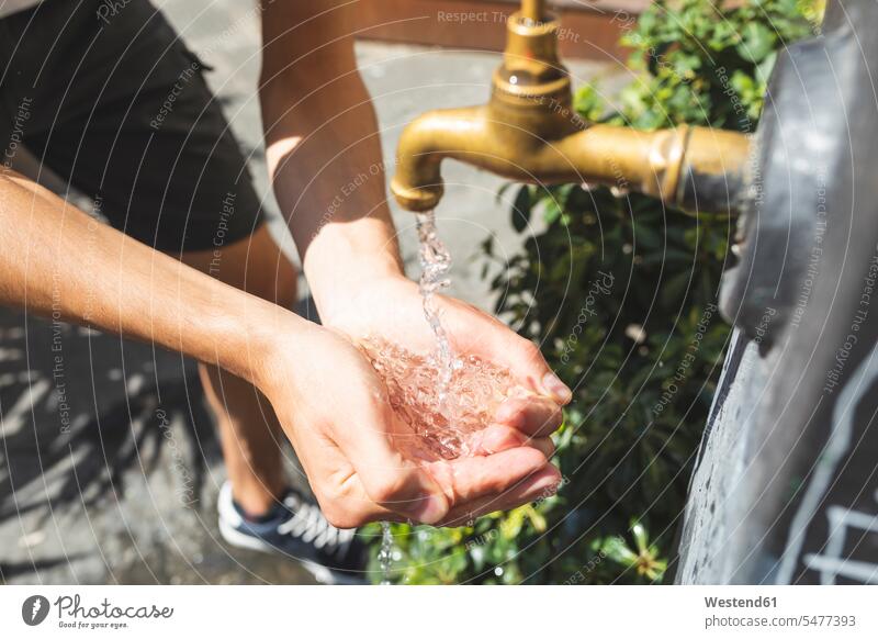 Nahaufnahme von Händen und Wasser, das aus einem öffentlichen Springbrunnen austritt Wasserbrunnen Hand waschen Brunnen Mensch Menschen Leute People Personen