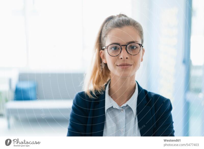Porträt einer selbstbewussten jungen Geschäftsfrau, stehend im Büro Einsatz Engagement Hingabe Eifer Ehrgeiz ehrgeizig Zuversicht Zuversichtlich Selbstvertrauen