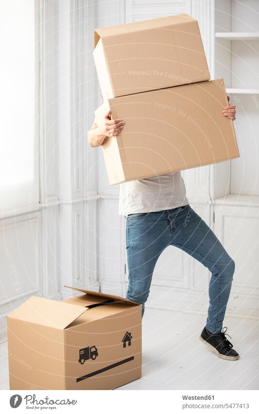 Unbekannter Mann trägt Kartons in neues Haus Wohnung Mietwohnungen wohnen tragen transportieren Zuhause zu Hause daheim Männer männlich Pappkartons Umzug