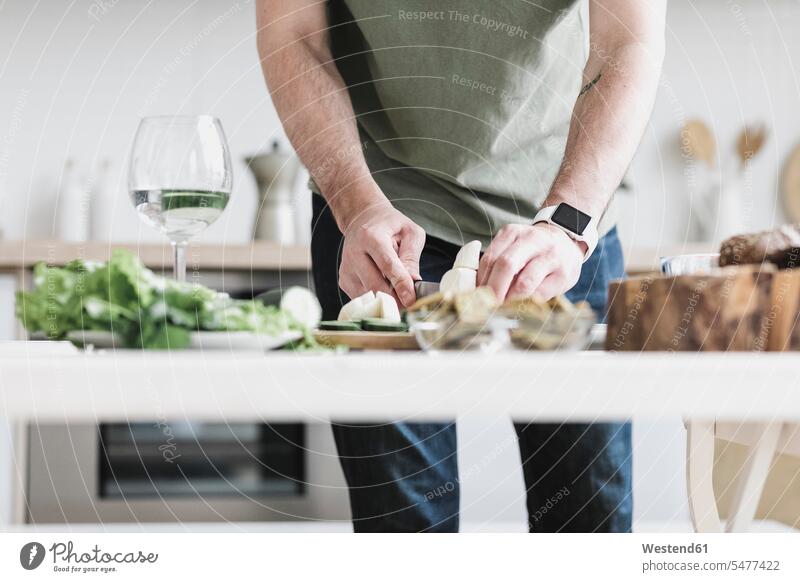 Mann bereitet Salat zu Hause vor, Teilansicht Zuhause daheim Männer männlich zubereiten kochen Essen zubereiten Salate Erwachsener erwachsen Mensch Menschen