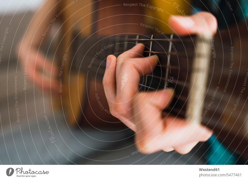Nahaufnahme einer Gitarre spielenden Frau Gitarren weiblich Frauen Saiteninstrument Saiteninstrumente Musikinstrument Musikinstrumente Instrumente Erwachsener