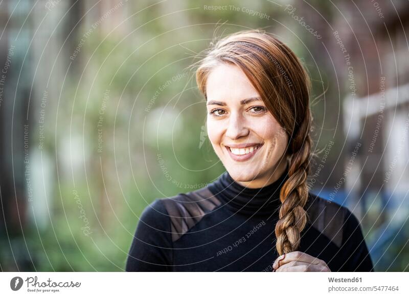 Porträt einer lächelnden Frau mit Zopf Zöpfe Portrait Porträts Portraits weiblich Frauen Frisur Frisuren Mensch Menschen Leute People Personen Erwachsener
