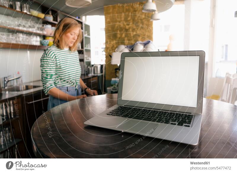 Laptop und Frau in einem Cafe Kaffeehaus Bistro Cafes Café Cafés Kaffeehäuser weiblich Frauen Notebook Laptops Notebooks Gastronomie Erwachsener erwachsen