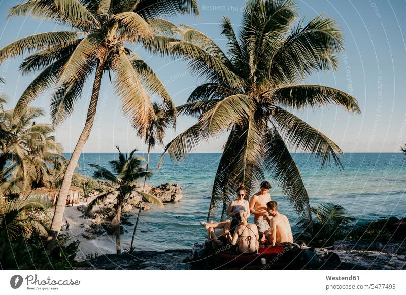 Mexiko, Quintana Roo, Tulum, Freunde entspannen am Strand Urlauberin Touristin Touristinnen Urlauberinnen felsig steinig Natur Meer Meere Matratze Erholung