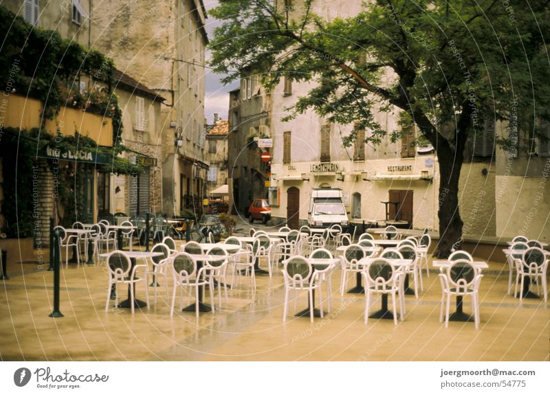 Dorfplatz auf Korsika Ferien & Urlaub & Reisen Tisch Stuhl Haus Stadt Baum Platz Abenddämmerung caffee Regen Wetter Stadtzentrum