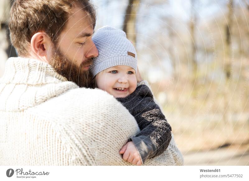 Zärtlicher Vater trägt Tochter im Park Zuneigung glücklich Glück glücklich sein glücklichsein Parkanlagen Parks Töchter Papas Väter Vati Vatis Papis tragen