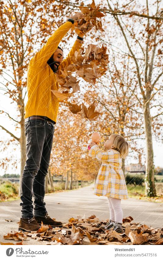 Vater und Tochter genießen einen Morgen Tag im Park im Herbst, werfen Herbstblätter Lebensfreude Lebenslust Blatt Blaetter Blätter Papas Väter Vati Vatis Papis