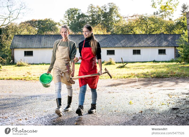 Zwei Frauen arbeiten auf einem Bauernhof weiblich Farmen Bauernhoefe Bauernhöfe Zuversicht Zuversichtlich Selbstvertrauen selbstbewusst Vertrauen Arbeit