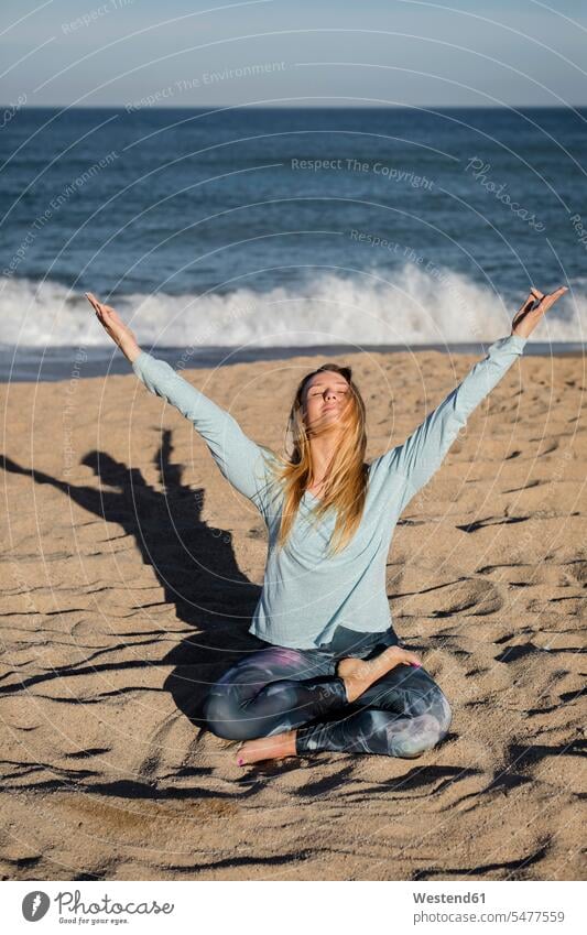 Frau macht Yoga am Strand Meditation meditieren Baumposition Baumstellung Vrksasana Baum-Stellung Baumpose stehen stehend steht Lotussitz Lotusposition