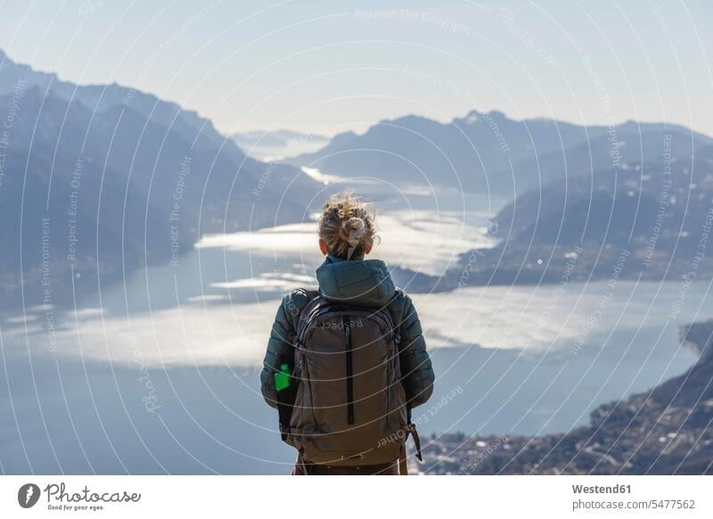 Italien, Como, Lecco, Frau auf einer Wanderung in den Bergen oberhalb des Comer Sees genießt die Aussicht weiblich Frauen Wandertour Ausblick Ansicht Überblick