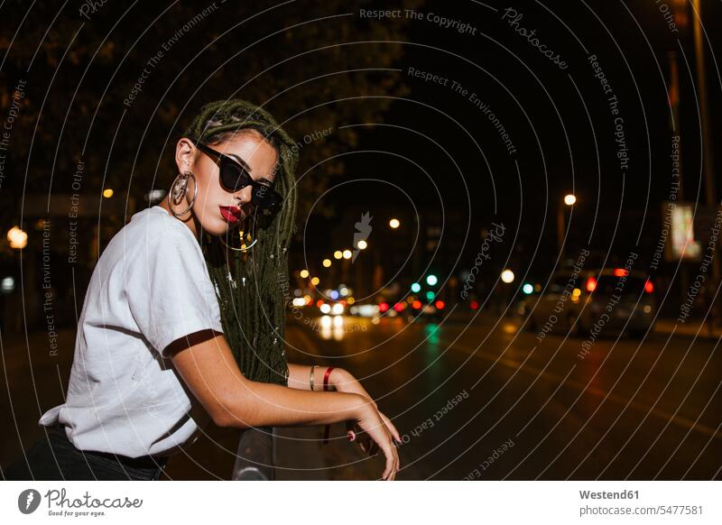 Coole junge Frau auf einer Straße in der Nacht in der Stadt Leute Menschen People Person Personen erwachsen Millennial 18 - 19 Jahre 18 bis 19 18 bis 19 Jahre