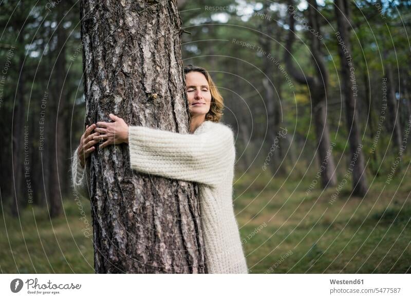 Frau umarmt Baum im Wald Entspannung relaxen entspannen Baumstamm Stamm Stämme Baumstämme Auszeit Alles hinter sich lassen abschalten Baum umarmen Baumumarmung
