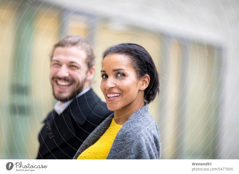Porträt einer lachenden jungen Frau mit ihrem Partner im Hintergrund weiblich Frauen positiv Emotion Gefühl Empfindung Emotionen Gefühle fühlen Empfindungen