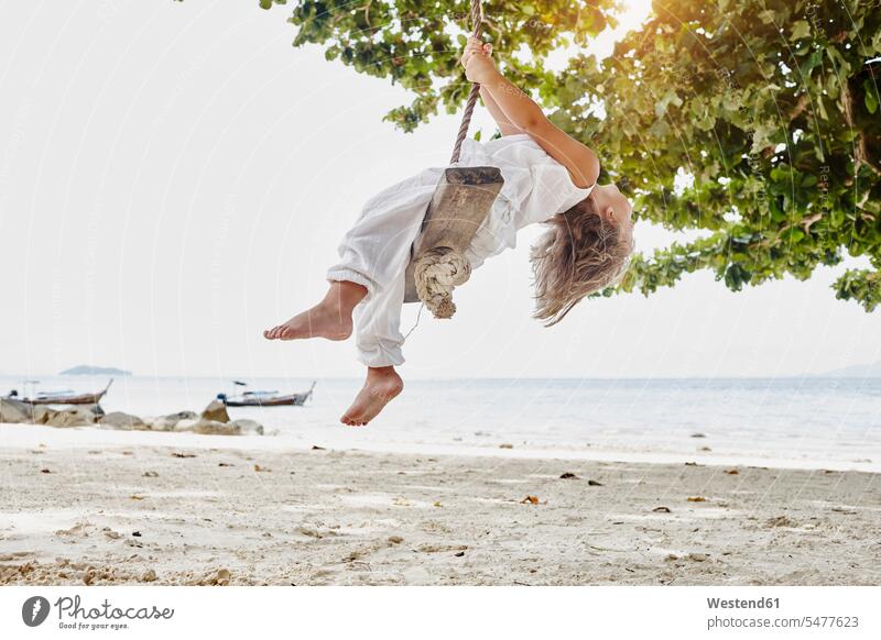 Thailand, Phi Phi-Inseln, Ko Phi Phi Phi, kleines Mädchen auf einer Seilschaukel am Strand Seile Schaukel Schaukeln Beach Straende Strände Beaches schaukeln