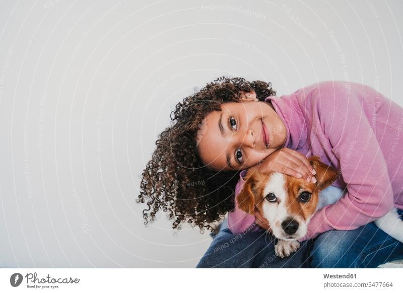 Porträt eines lächelnden kleinen Mädchens und ihres Hundes Leute Menschen People Person Personen 1 Ein ein Mensch nur eine Person single Kids Kinder weiblich