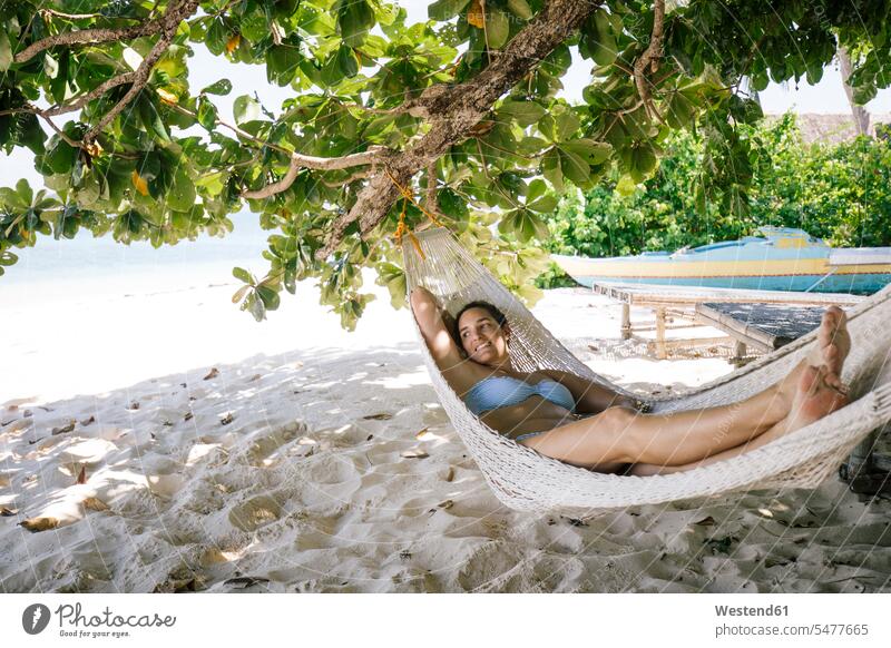 Philippinen, Palawan, Mangenguey Island, Busuanga, Frau in Hängematte liegend am Strand Reisende Reisender Hängematten liegt Badeurlaub Strandurlaub weiblich