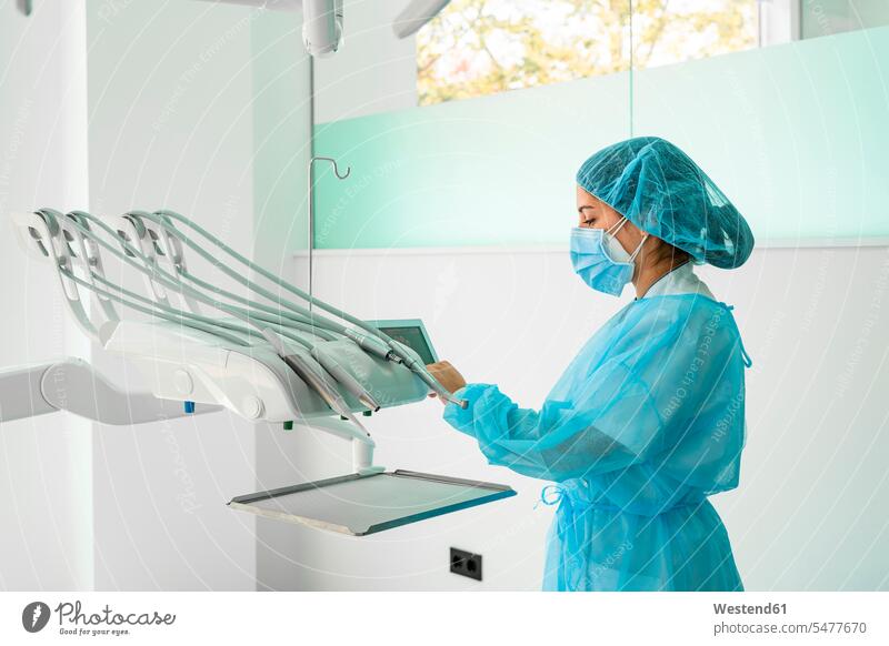 Krankenschwester, die in der Zahnklinik des Krankenhauses arbeitet Farbaufnahme Farbe Farbfoto Farbphoto Innenaufnahme Innenaufnahmen innen drinnen Spanien