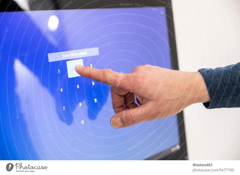 Geschäftsmann gibt PIN-Code am Touchscreen ein eingeben Smart Home smarthome Geheimnummer Businessmann Businessmänner Geschäftsmänner Computer Rechner Hand