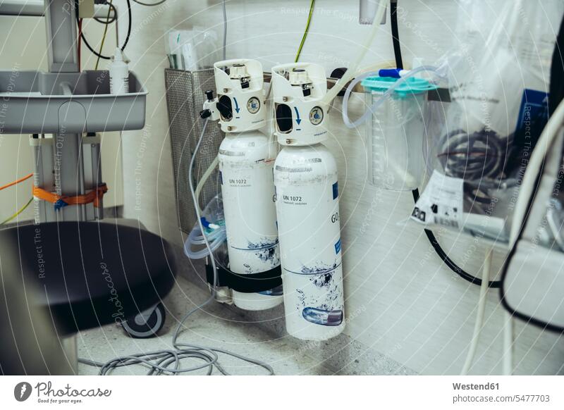 Sauerstoffflaschen im Traumaraum eines Krankenhauses Gesund Notfälle Gesundheit Gesundheitswesen medizinisch Klinik Kliniken Krankenhaeuser Krankenhäuser