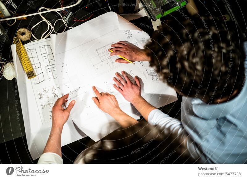 Zwei Kollegen arbeiten gemeinsam an einem Bauplan Arbeitskollege Arbeitskollegen Job Berufe Berufstätigkeit Beschäftigung Jobs Architekten geschäftlich