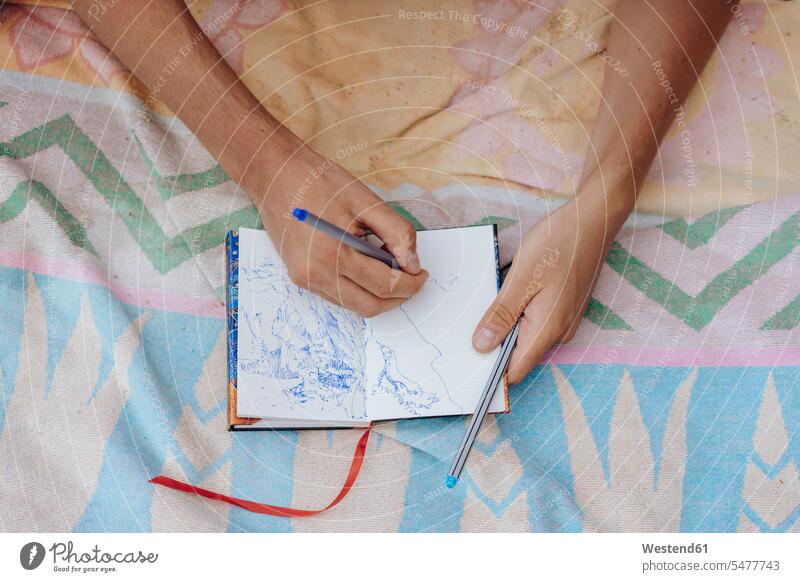 Mann zeichnet im Notizbuch Zeichnung Zeichnungen Hand Hände Männer männlich Tagebuch Tagebücher Tagebuecher schwarzhaarig schwarzhaariges schwarzes Haar