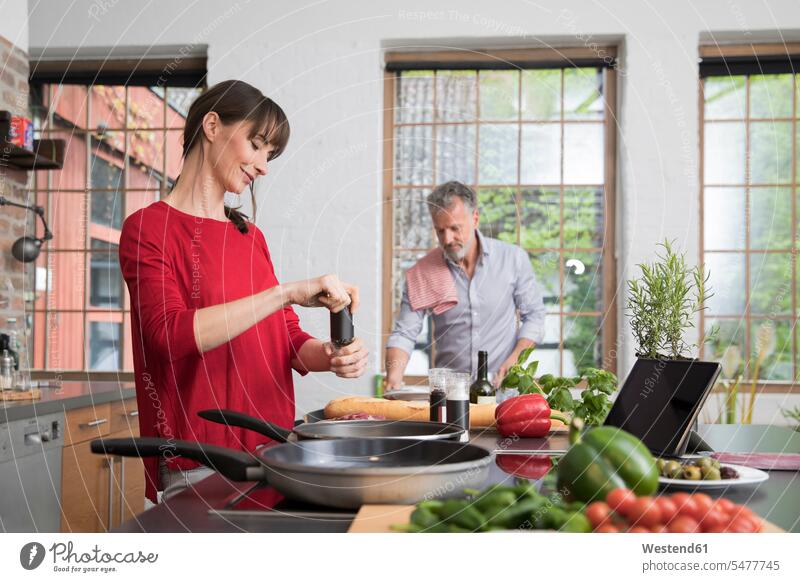 Ehepaar in der Küche, die gemeinsam Essen zubereiten kochen Küchen Paar Pärchen Paare Partnerschaft Gemeinsam Zusammen Miteinander Zubereitung Mensch Menschen