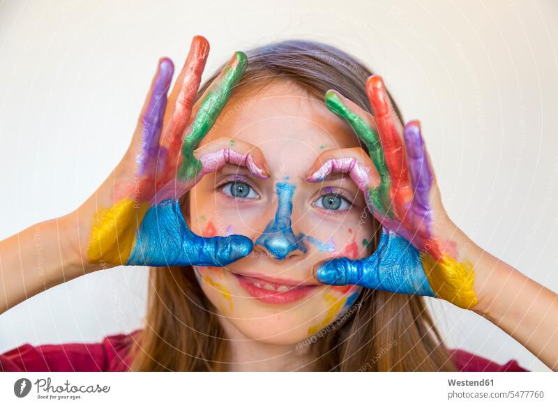 Porträt eines lächelnden Mädchens mit Fingerfarben auf den Händen Portrait Porträts Portraits Hand Freizeit Muße Spaß Spass Späße spassig Spässe spaßig Kindheit