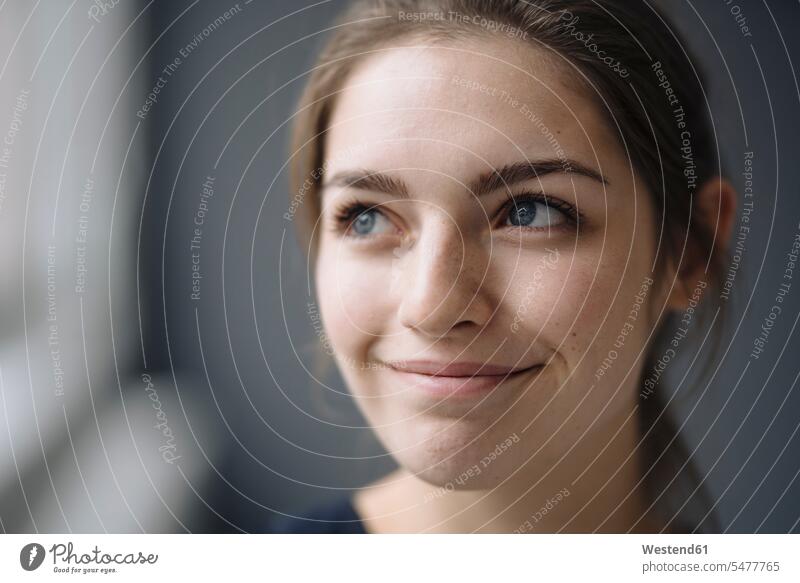 Porträt einer lächelnden jungen Frau, die in die Ferne schaut Leute Menschen People Person Personen Europäisch Kaukasier kaukasisch 1 Ein ein Mensch
