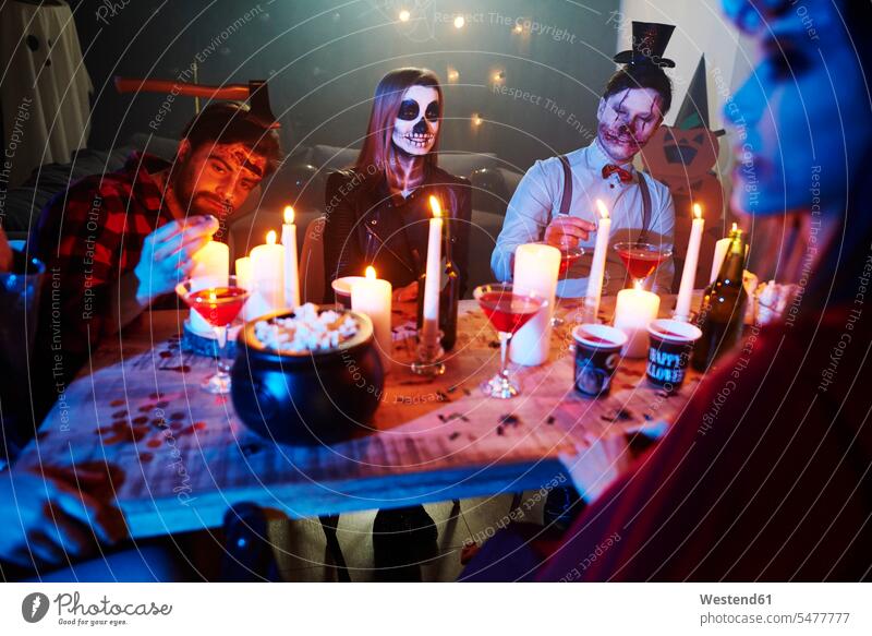 Freunde amüsieren sich auf großer Halloween-Party Popcorn Puffmais maskiert Parties Partys sprechen reden Abend vor Allerheiligen feiern Essen Food