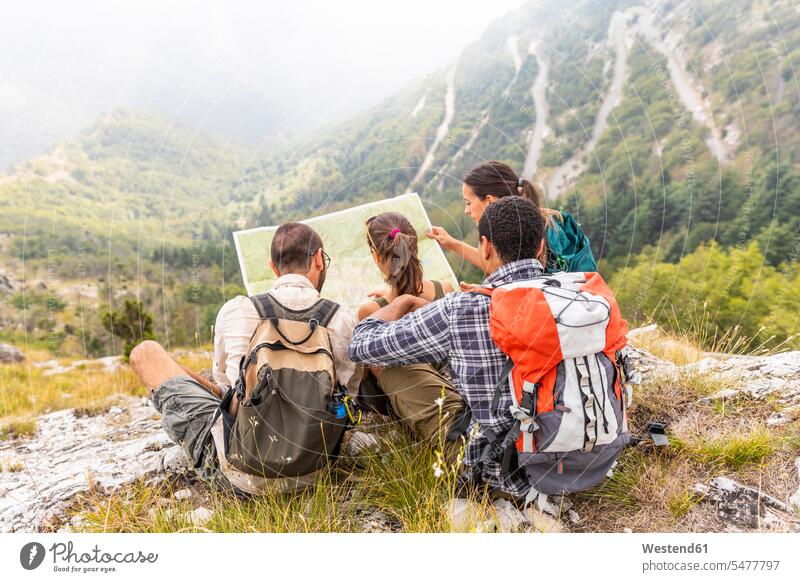 Italien, Massa, Gruppe von Menschen wandern und Blick auf eine Karte in den Alpi Apuane Freunde Landkarte Landkarten sitzen sitzend sitzt Berg Berge Gebirge
