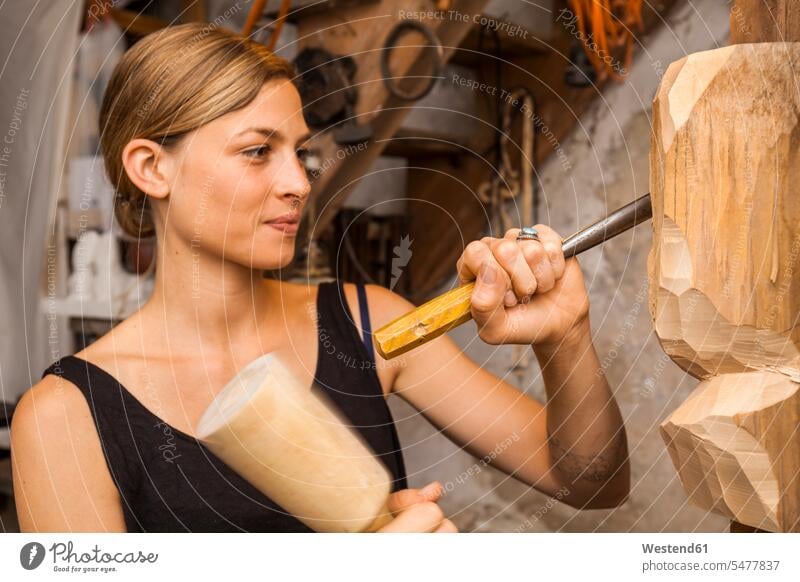 Bildhauerin schnitzt Holzfigur hoelzern hölzern Bildhauerinnen Beruf Berufstätigkeit Berufe Beschäftigung Jobs Holzbildhauerin schnitzen Künstlerin
