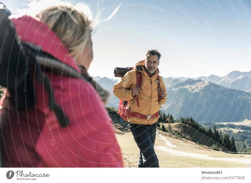 Österreich, Tirol, Mann mit Frau beim Wandern in den Bergen Paar Pärchen Paare Partnerschaft Männer männlich wandern Wanderung Gebirge Berglandschaft