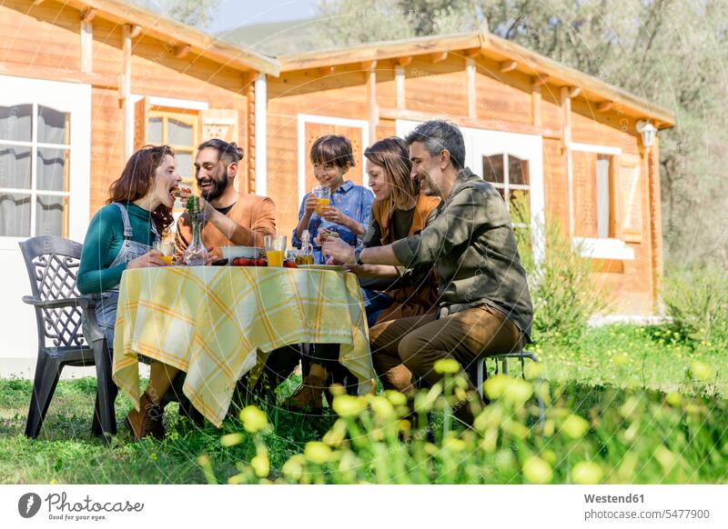 Familie und Freunde genießen ein gesundes veganes Frühstück auf dem Land Leute Menschen People Person Personen Europäisch Kaukasier kaukasisch