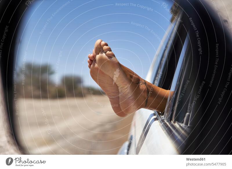 Die Füße der Frau lehnen aus dem Autofenster Leute Menschen People Person Personen Europäisch Kaukasier kaukasisch 1 Ein ein Mensch eine nur eine Person single