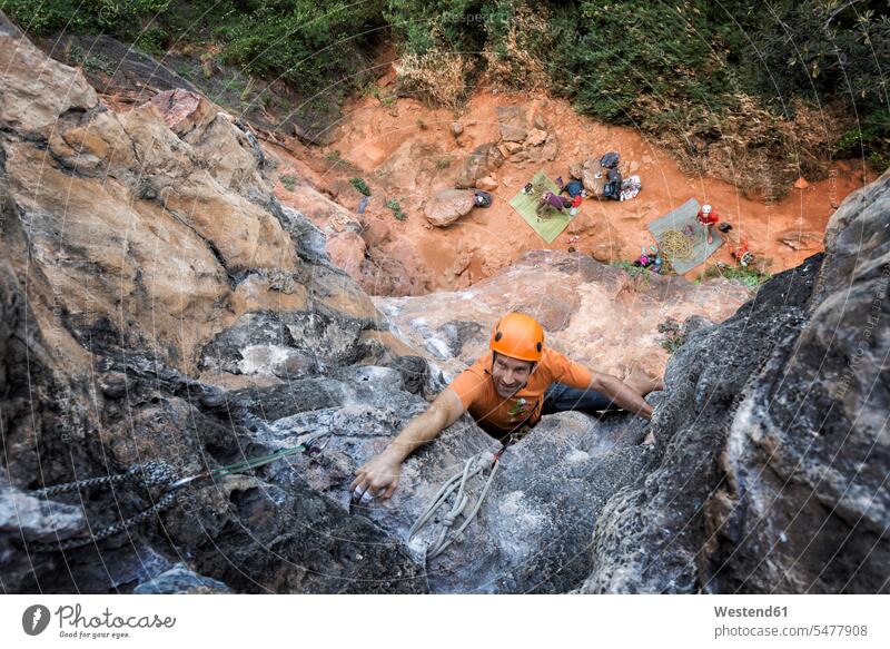 Thailand, Krabi, Thaiwand-Wand, Mann klettert in Felswand Felsen Männer männlich klettern steigen Erwachsener erwachsen Mensch Menschen Leute People Personen