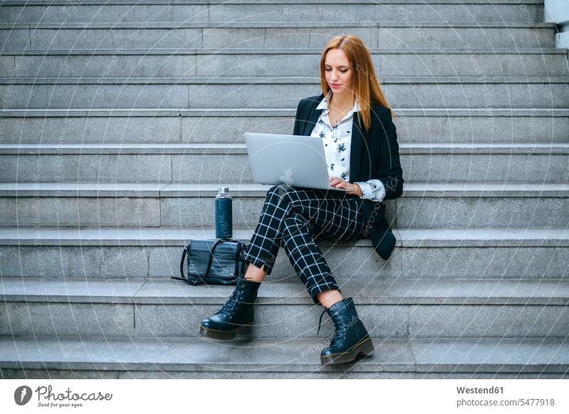 Junge Geschäftsfrau sitzt mit Laptop auf der Treppe Leute Menschen People Person Personen Europäisch Kaukasier kaukasisch 1 Ein ein Mensch eine nur eine Person