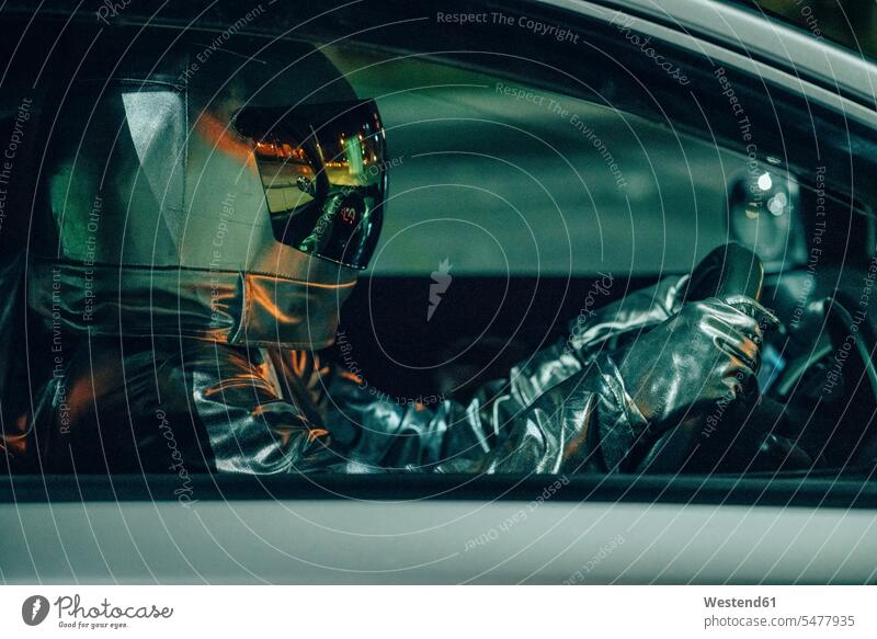 Spaceman fahren Auto bei Nacht Raumfahrer Weltraumfahrer nachts fahrend fahrender fahrendes autofahren Wagen PKWs Automobil Autos Astronaut Astronauten