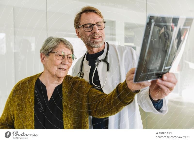 Arzt bespricht Röntgenbild mit älterem Patienten Gesundheit Gesundheitswesen medizinisch Erkrankung Erkrankungen Krankheiten Kranke Kranker Job Berufe