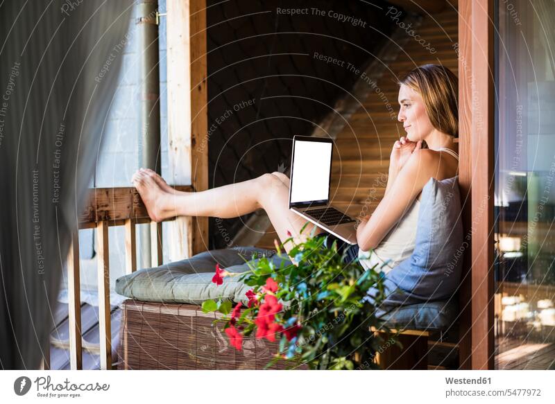 Frau entspannt auf Balkon mit Laptop weiblich Frauen Balkone entspanntheit relaxt Notebook Laptops Notebooks Erwachsener erwachsen Mensch Menschen Leute People