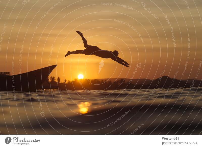 Indonesien, Lombok, Mann springt ins Wasser Sonnenuntergang Sonnenuntergänge Männer männlich Meer Meere Urlaub Ferien springen hüpfen Stimmung stimmungsvoll