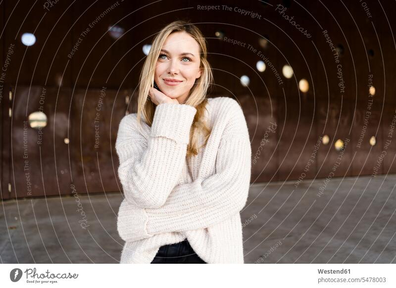 Porträt einer lächelnden jungen Frau im Freien freuen zufrieden stehend steht Muße Lifestyles Attraktivität gut aussehend gutaussehend hübsch schoen schön außen