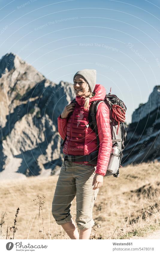 Österreich, Tirol, lächelnde Frau bei einer Wanderung in den Bergen Gebirge Berglandschaft Gebirgslandschaft Gebirgskette Gebirgszug weiblich Frauen glücklich