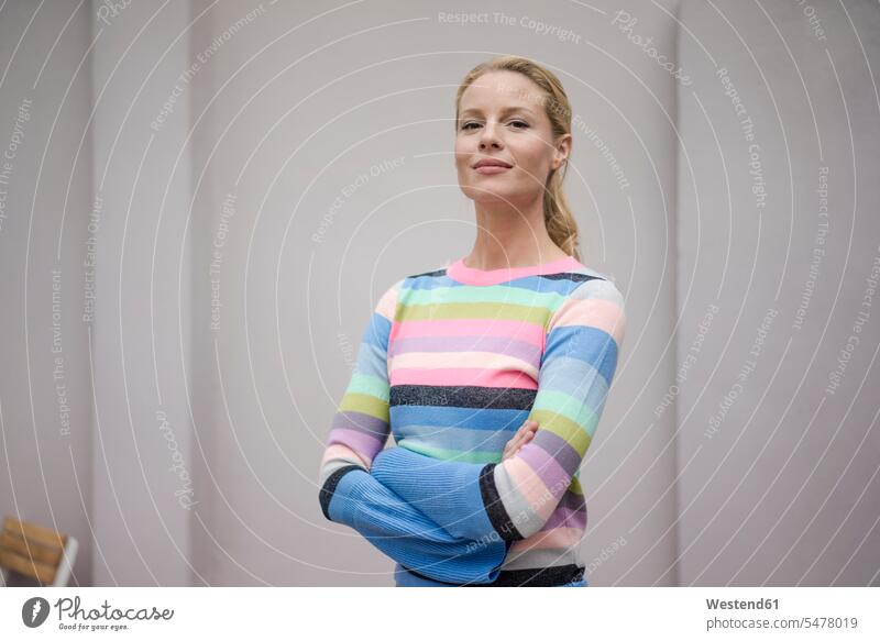 Bildnis einer schönen blonden Frau, die einen gestreiften Pullover trägt Leute Menschen People Person Personen Europäisch Kaukasier kaukasisch 1 Ein ein Mensch