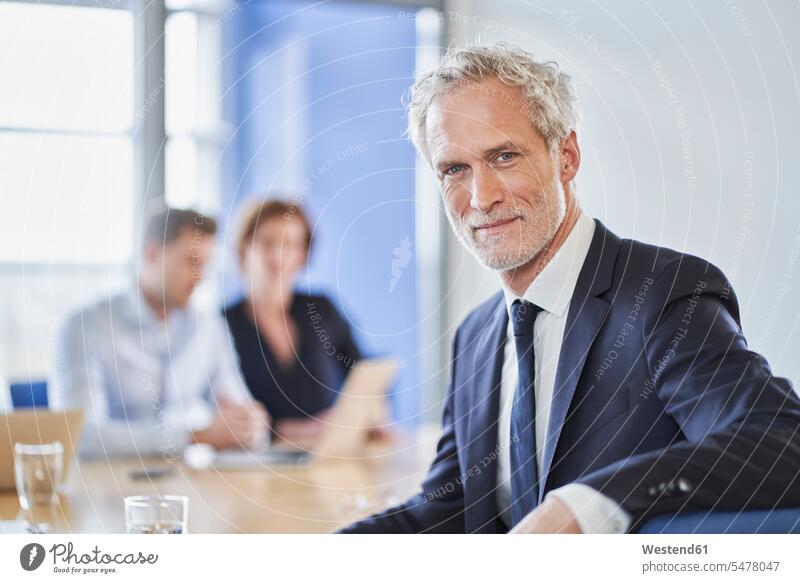 Porträt eines selbstbewussten Managers während einer Besprechung im Büro Arbeitskollege Arbeitskollegen Kollege Job Berufe Berufstätigkeit Beschäftigung Jobs