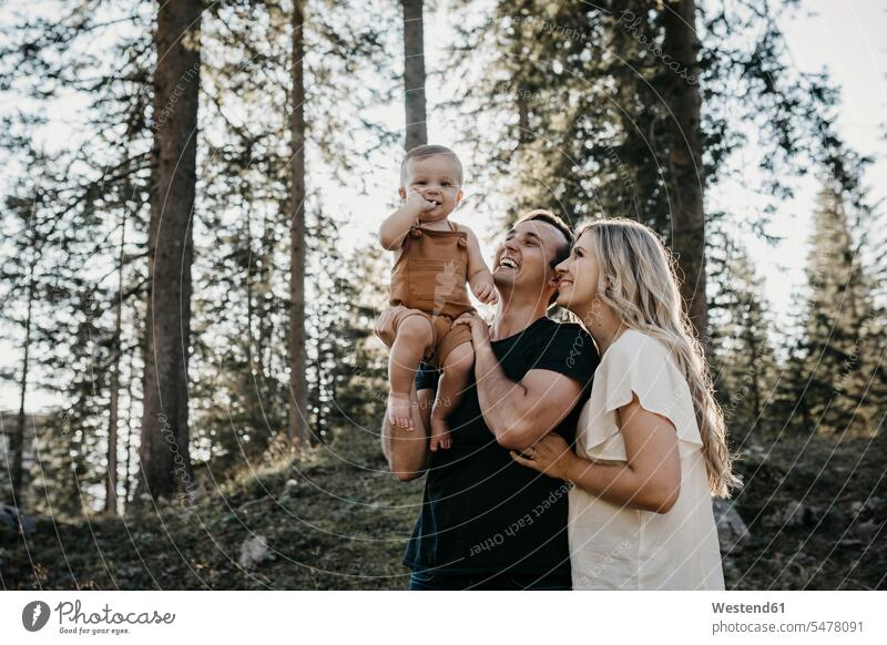 Glückliche Familie mit kleinem Sohn auf einer Wanderung im Wald, Schwaegalp, Nesslau, Schweiz Leute Menschen People Person Personen Europäisch Kaukasier